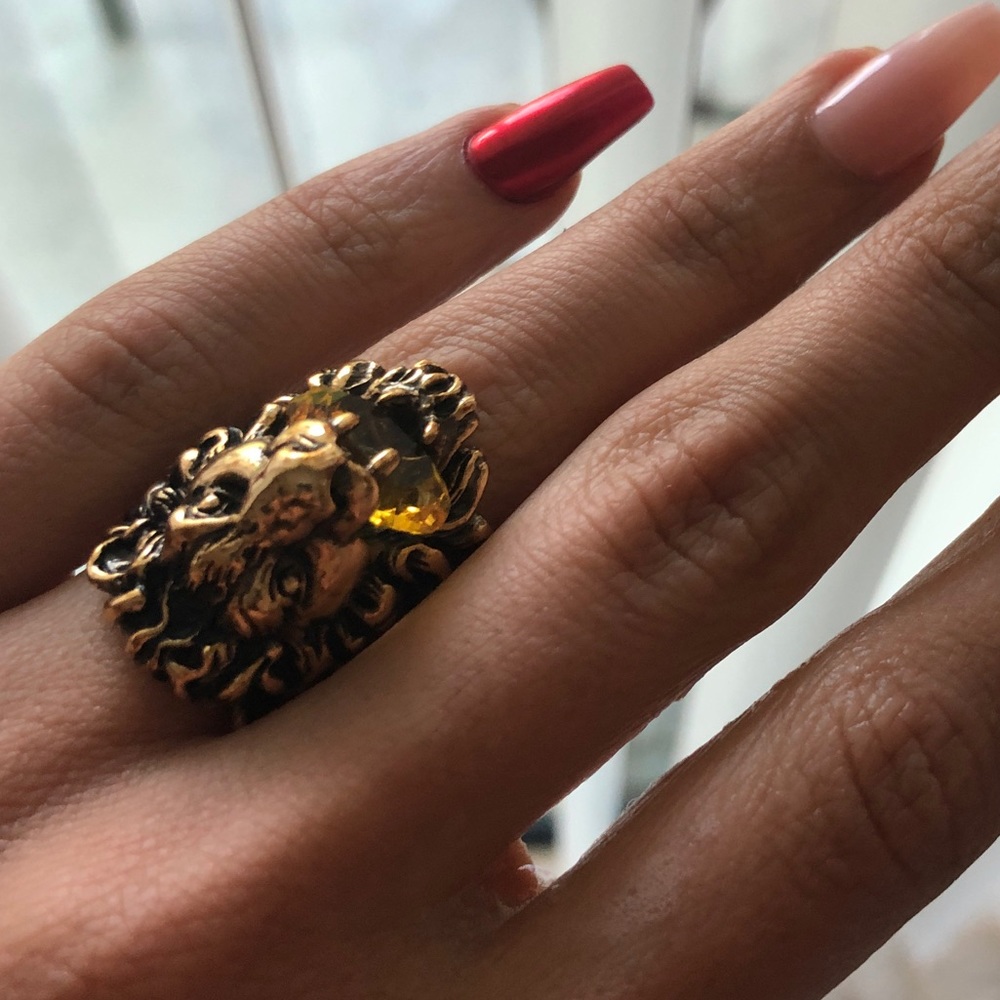 Worn once! Gucci Lion head ring with crystal